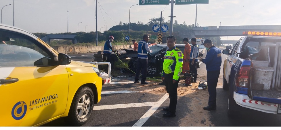 Minibus tabrak median di Tol Cipularang, tiga meninggal dunia Minibus tabrak median di Tol Cipularang, tiga meninggal dunia