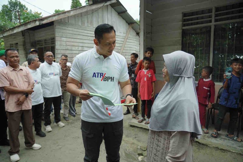 Menteri ATR tekankan para jajaran nya untuk memberikan pelayanan yang responsif Menteri ATR tekankan para jajaran nya untuk memberikan pelayanan yang responsif