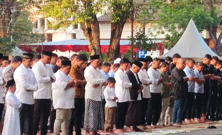 Gibran tunaikan Shalat Idul Adha di Halaman Balai Kota Surakarta Gibran tunaikan Shalat Idul Adha di Halaman Balai Kota Surakarta