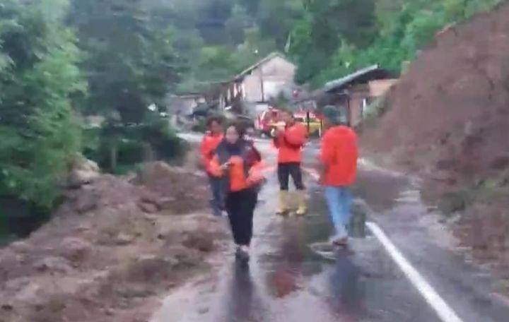 Puluhan petugas gabungan ditempatkan di lokasi longsor jalur selatan