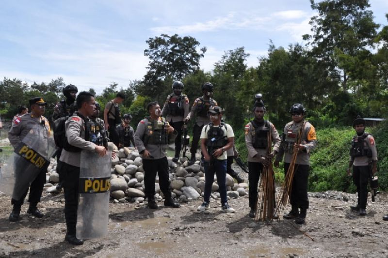 Polres Jayawijaya berupaya damaikan dua kelompok bertikai di Wouma Polres Jayawijaya berupaya damaikan dua kelompok bertikai di Wouma