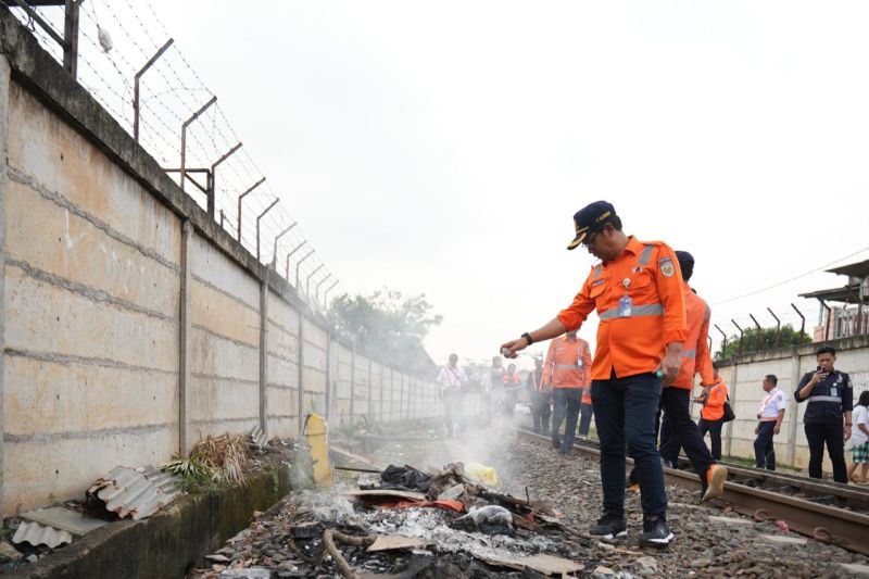KAI Tanjungkarang imbau masyarakat tak bakar sampah di dekat rel KAI Tanjungkarang imbau masyarakat tak bakar sampah di dekat rel