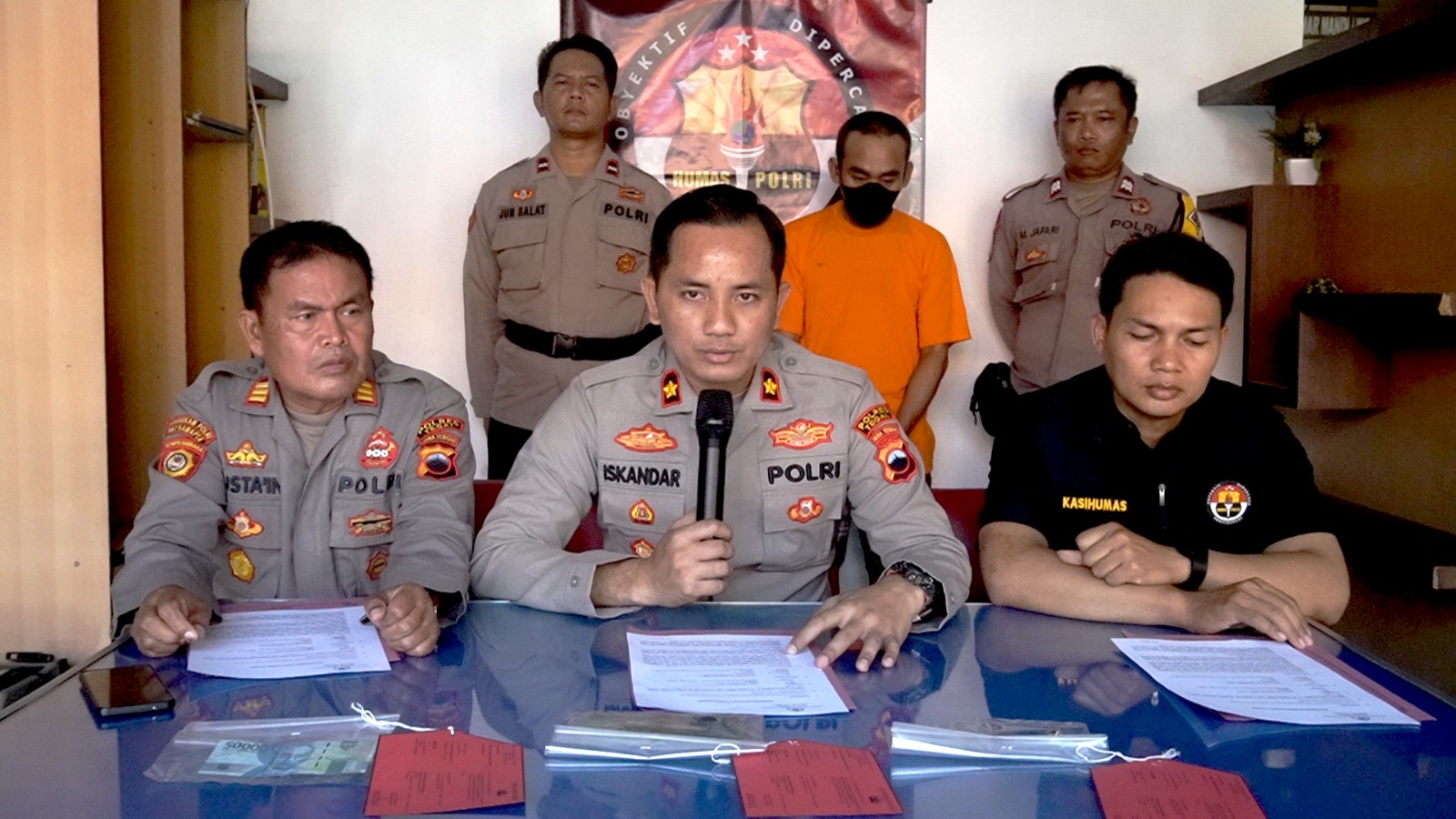 Aparat Polsek Talang, Tegal tangkap residivis tipu pemilik warung makan Aparat Polsek Talang, Tegal tangkap residivis tipu pemilik warung makan
