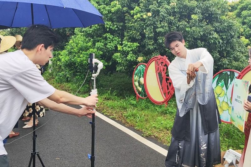 Jualan lici lewat live streaming ala petani milenial di Zhengcheng Jualan lici lewat live streaming ala petani milenial di Zhengcheng