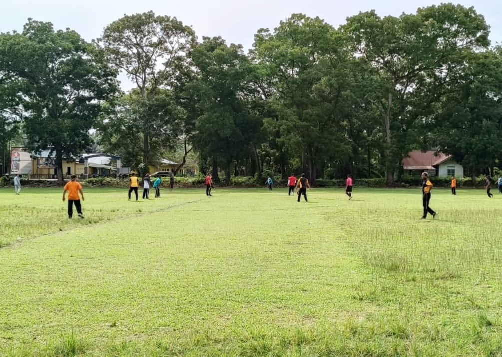 Meriahkan HUT Bhayangkara ke-78, Polsek Secanggang tanding sepak bola lawan kades Meriahkan HUT Bhayangkara ke-78, Polsek Secanggang tanding sepak bola lawan kades