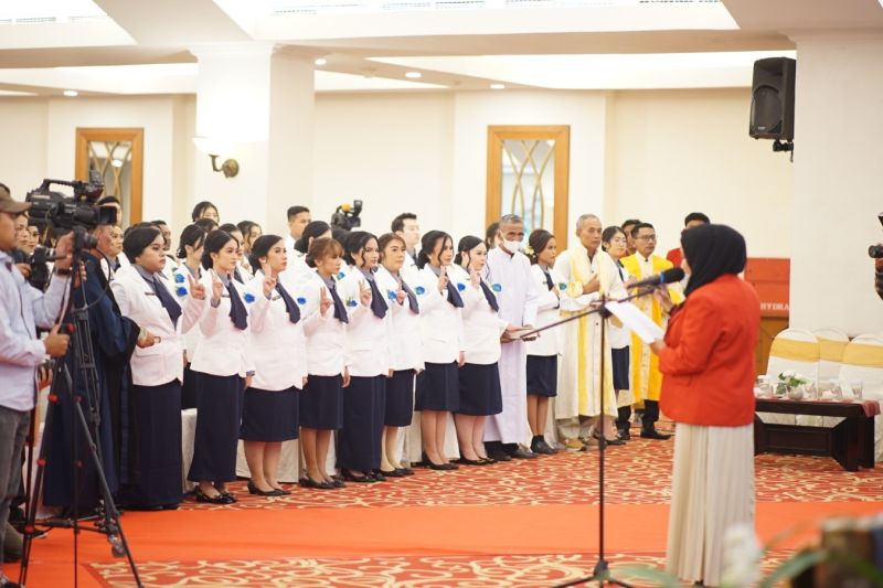 Lulusan apoteker UTA 45 diminta tingkatkan mutu kesehatan daerah 3T Lulusan apoteker UTA 45 diminta tingkatkan mutu kesehatan daerah 3T