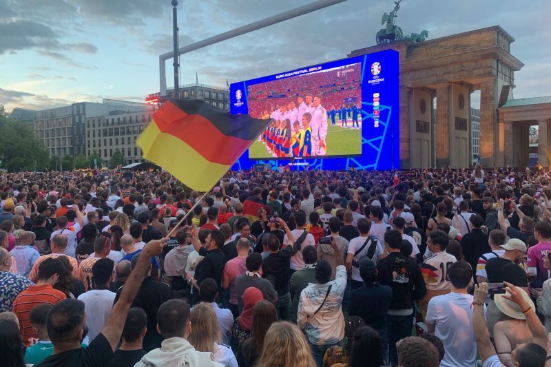 70 ribu suporter memadati Fan Zone di Berlin 70 ribu suporter memadati Fan Zone di Berlin