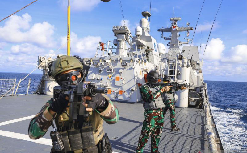 KRI FKO dan KRI Sampari siaga tempur saat berlayar lewati Laut Sulu KRI FKO dan KRI Sampari siaga tempur saat berlayar lewati Laut Sulu