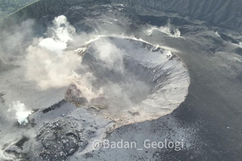 Badan Geologi: Kubah lava muncul di kawah Gunung Ibu Badan Geologi: Kubah lava muncul di kawah Gunung Ibu