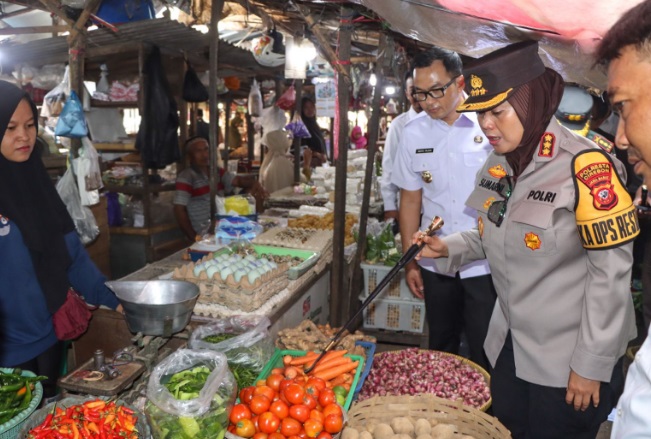 Kapolresta Cirebon dan Forkopimda pantau harga sembako di Pasar Sumber Kapolresta Cirebon dan Forkopimda pantau harga sembako di Pasar Sumber