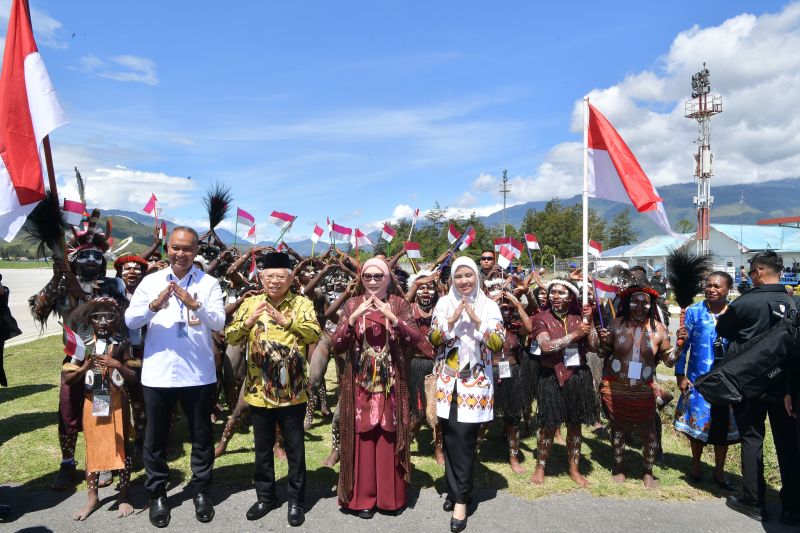 Wapres disambut tarian adat selamat datang saat tiba Wamena Wapres disambut tarian adat selamat datang saat tiba Wamena
