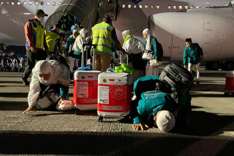 Jemaah haji Kloter 1 Debarkasi Solo tiba di tanah air Jemaah haji Kloter 1 Debarkasi Solo tiba di tanah air