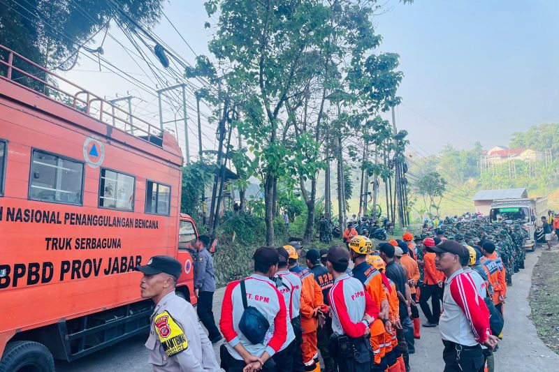 Pemprov Jabar turunkan alat berat tangani sampah Citarum Pemprov Jabar turunkan alat berat tangani sampah Citarum
