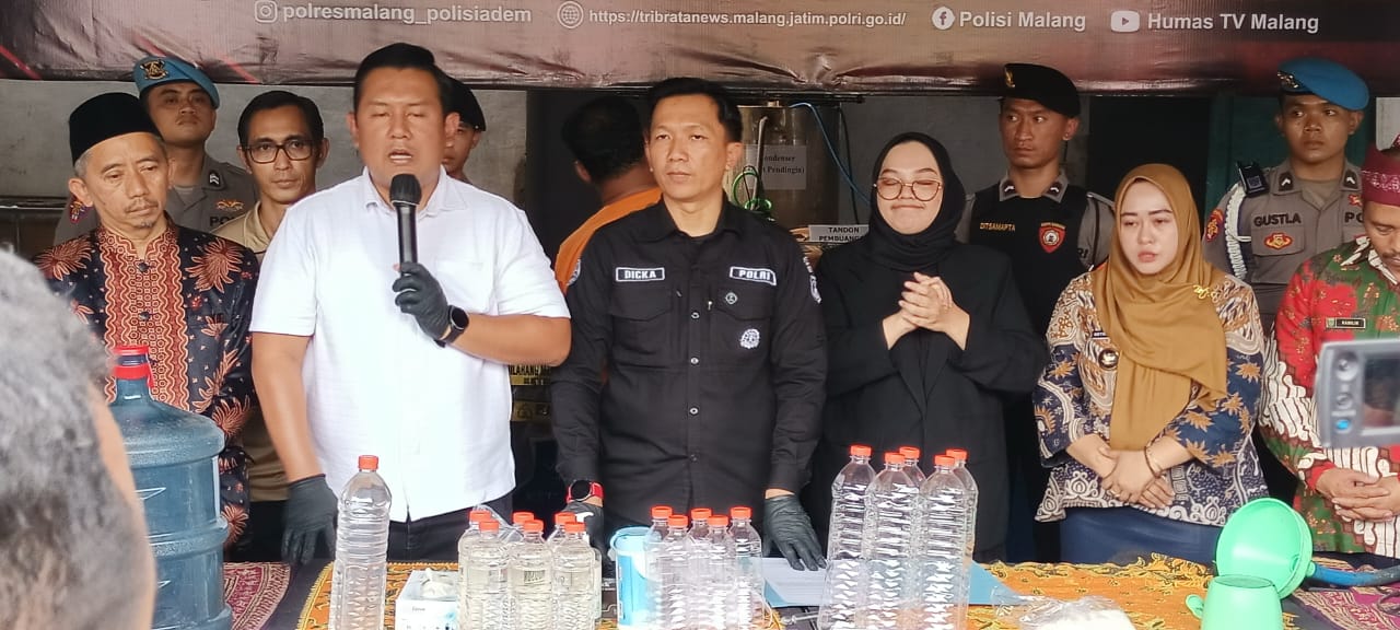 Arak rendaman fermentasi ketan hitam diungkap Satres Narkoba Polres Malang Arak rendaman fermentasi ketan hitam diungkap Satres Narkoba Polres MalangÂ