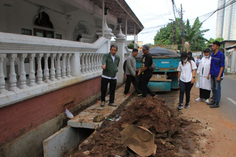 Jaksel tata saluran air dan penerangan jalan umum di 90 RW Jaksel tata saluran air dan penerangan jalan umum di 90 RW