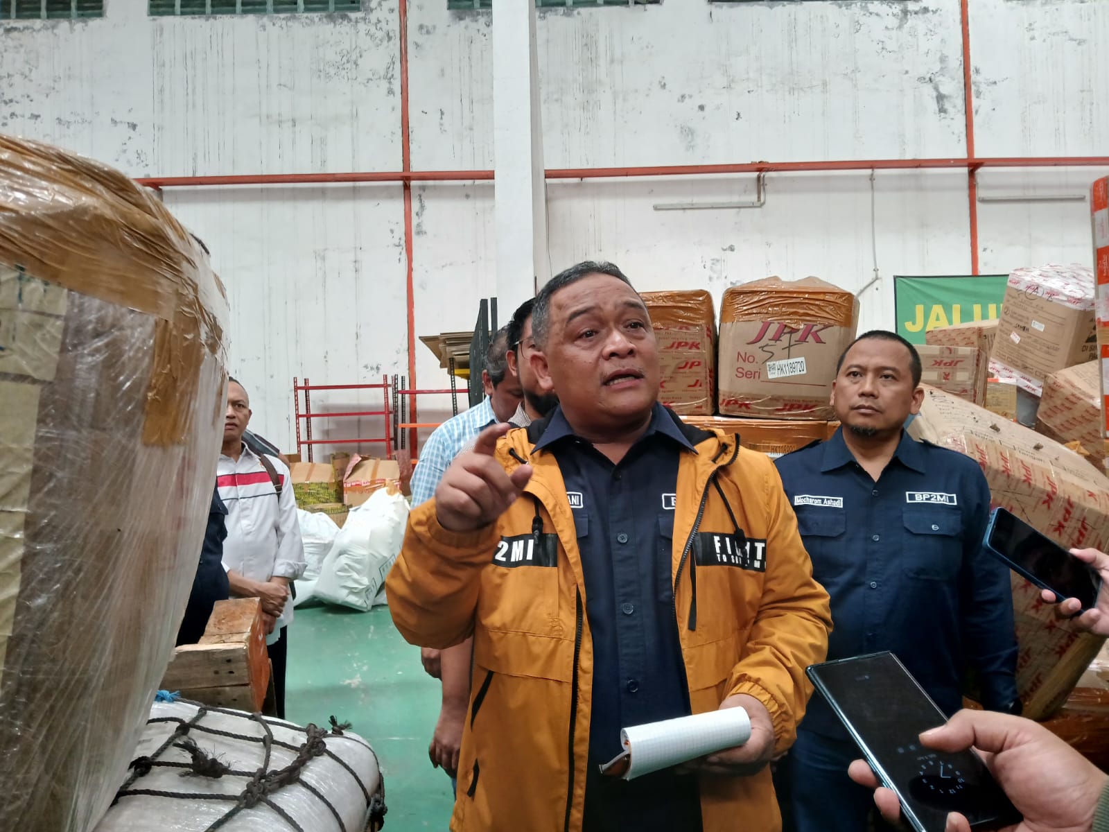 12.000 kiriman paket Pekerja Migran Indonesia tertahan di gudang bea cukai 12.000 kiriman paket Pekerja Migran Indonesia tertahan di gudang bea cukai