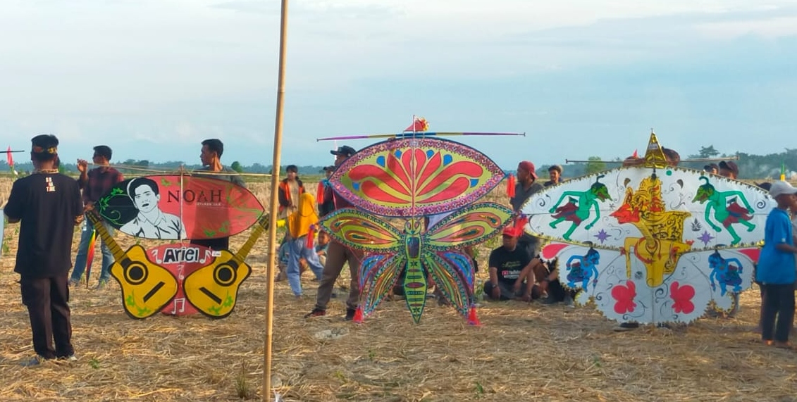 Festival layang-layang meriahkan pesta panen di Sungai Ular