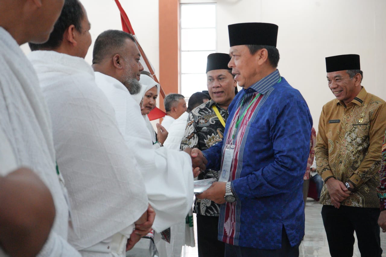 Kakanwil Kemenagsu lepas keberangkatan Kloter 17 asal Binjai dan Medan ke Tanah Suci Kakanwil Kemenagsu lepas keberangkatan Kloter 17 asal Binjai dan Medan ke Tanah Suci