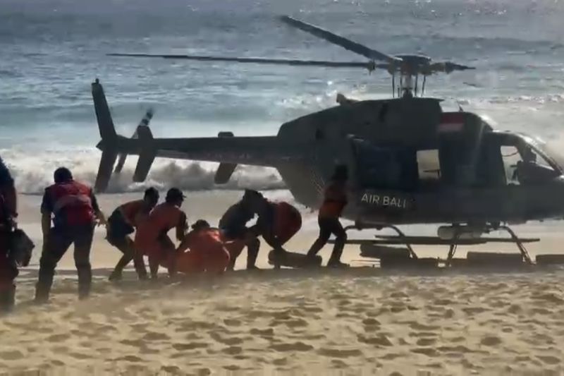 Basarnas Bali evakuasi jenazah wisman Qatar hanyut di Pantai Kelingking Basarnas Bali evakuasi jenazah wisman Qatar hanyut di Pantai Kelingking