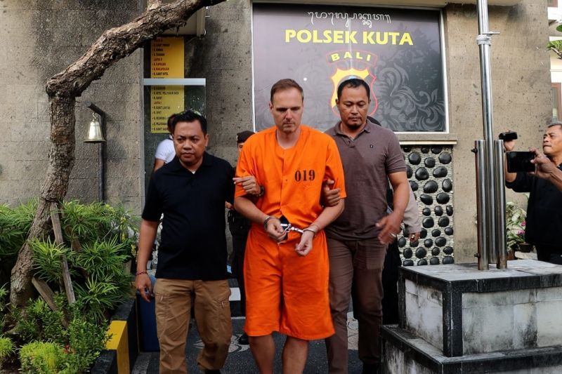 Polisi tangkap WNA Jerman pelaku pemukulan pengendara motor di Bali Polisi tangkap WNA Jerman pelaku pemukulan pengendara motor di Bali
