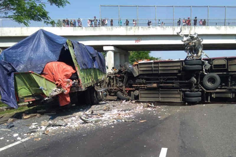 Empat tewas dalam kecelakaan truk dan Pajero di tol Semarang-Batang