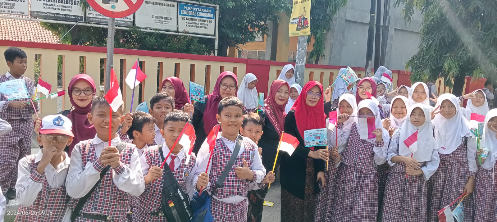 Pelajar di Brebes antusias sambut bus KPK dalam Kampanye Gerakan Antikorupsi Pelajar di Brebes antusias sambut bus KPK dalam Kampanye Gerakan Antikorupsi