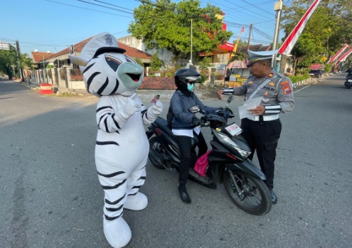 Atur lalin dan antisipasi laka lantas, Polres Boyolali turunkan badut di jalan raya Atur lalin dan antisipasi laka lantas, Polres Boyolali turunkan badut di jalan raya