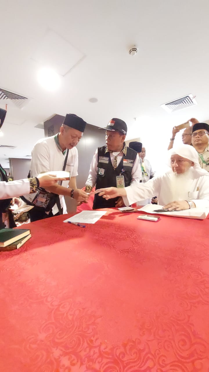 Yuk, Kenali Wakaf Habib Bugak Asyi! Rutin Bagikan Sumbangan bagi Jemaah Haji Aceh Yuk, Kenali Wakaf Habib Bugak Asyi! Rutin Bagikan Sumbangan bagi Jemaah Haji Aceh