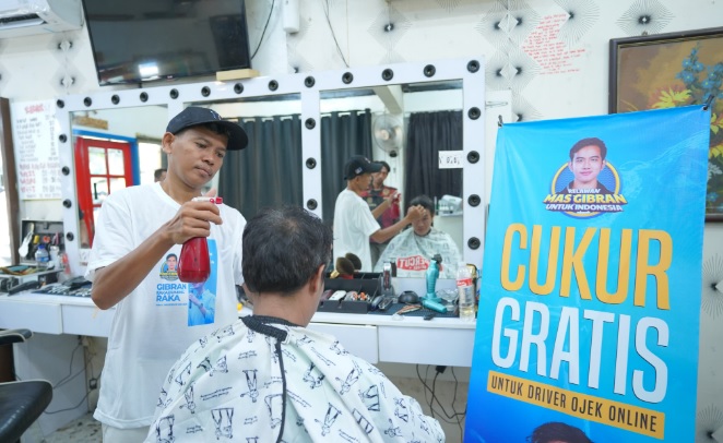 Relawan Mas Gibran berbagi makanan bergizi dan cukur gratis.