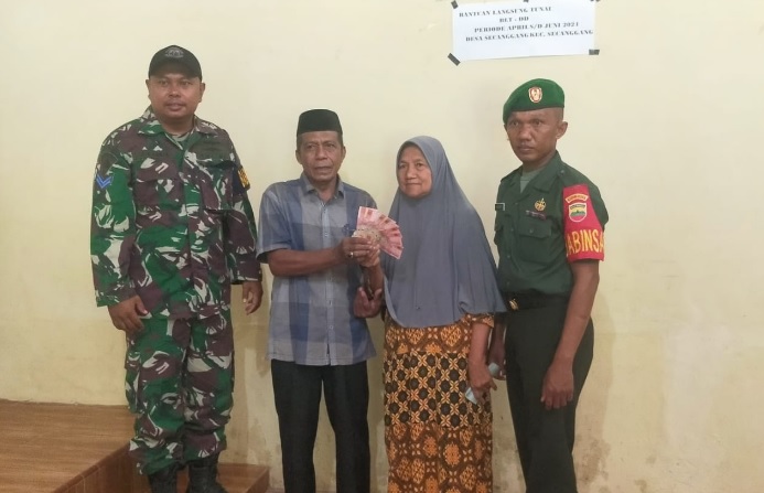 Puluhan warga Secanggang terima BLT DD