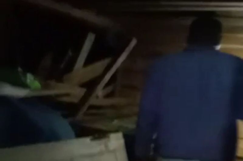 Gajah liar kembali rusak rumah warga pada malam hari di Lampung Barat