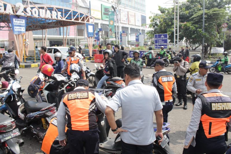 Polisi tindak tegas juru parkir liar di JIS Polisi tindak tegas juru parkir liar di JIS