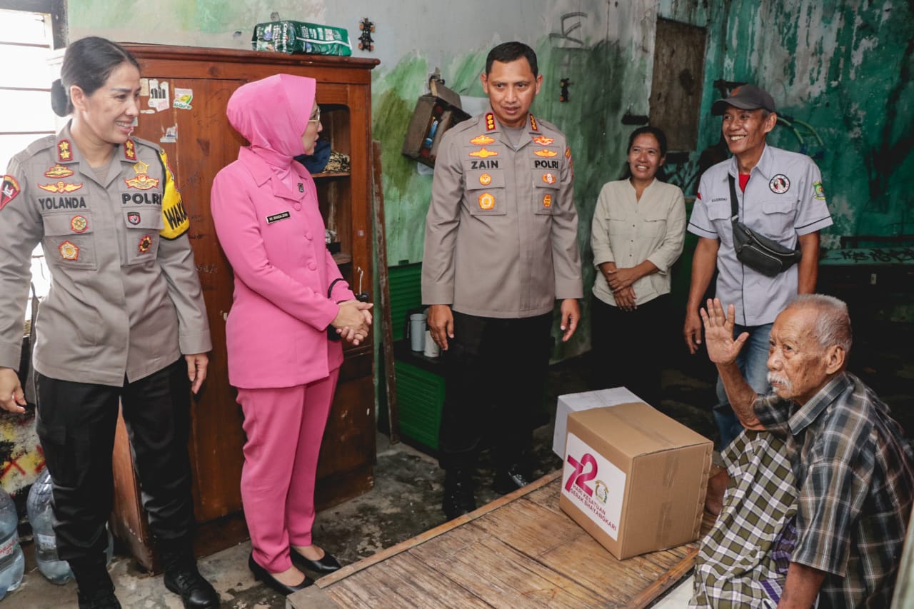 Polres Metro Tangerang Kota sebar 2.500 paket sembako serentak di 17 lokasi Polres Metro Tangerang Kota sebar 2.500 paket sembako serentak di 17 lokasi