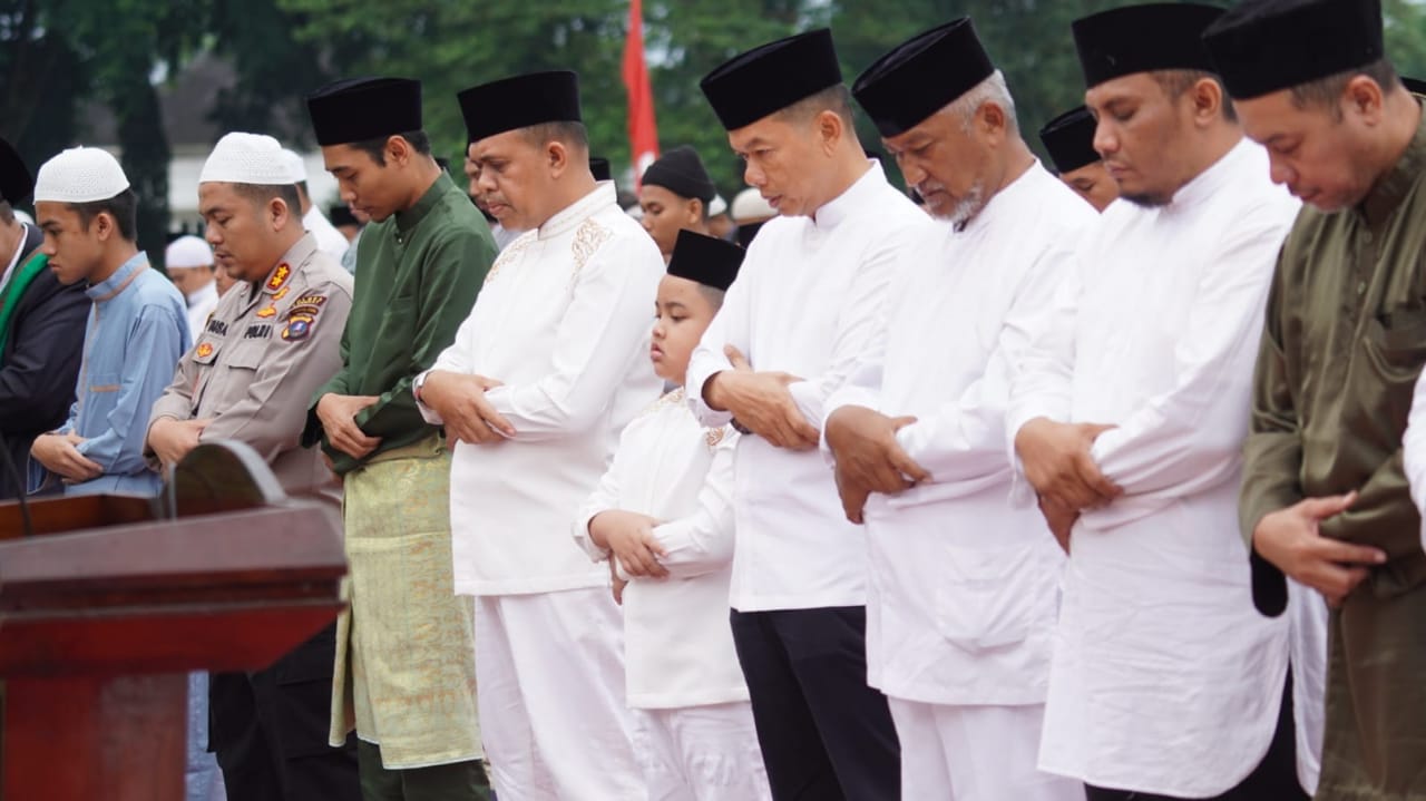 Ikuti Salat Idul Adha di alun-alun, Pj. Bupati Langkat sebar hewan kurban ASN 2024 Ikuti Salat Idul Adha di alun-alun, Pj. Bupati Langkat sebar hewan kurban ASN 2024