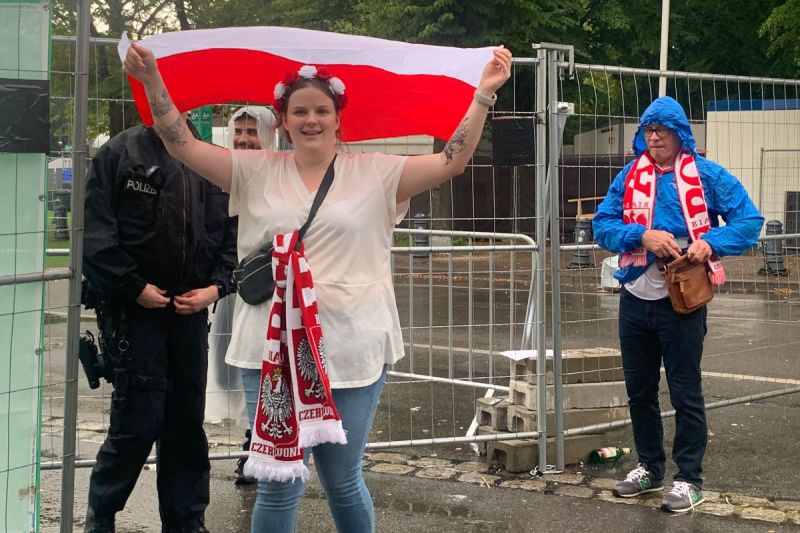 Suporter Polandia kecewa gagal nobar di Fan Zone Brandenburg Gate