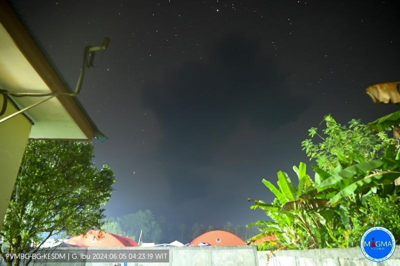 Erupsi Gunung Ibu ciptakan abu vulkanik setinggi lima kilometer Erupsi Gunung Ibu ciptakan abu vulkanik setinggi lima kilometer