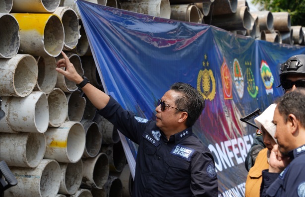 Cemari lingkungan, empat pengusaha tambak udang di Karimunjawa diseret ke meja hijau Cemari lingkungan, empat pengusaha tambak udang di Karimunjawa diseret ke meja hijau