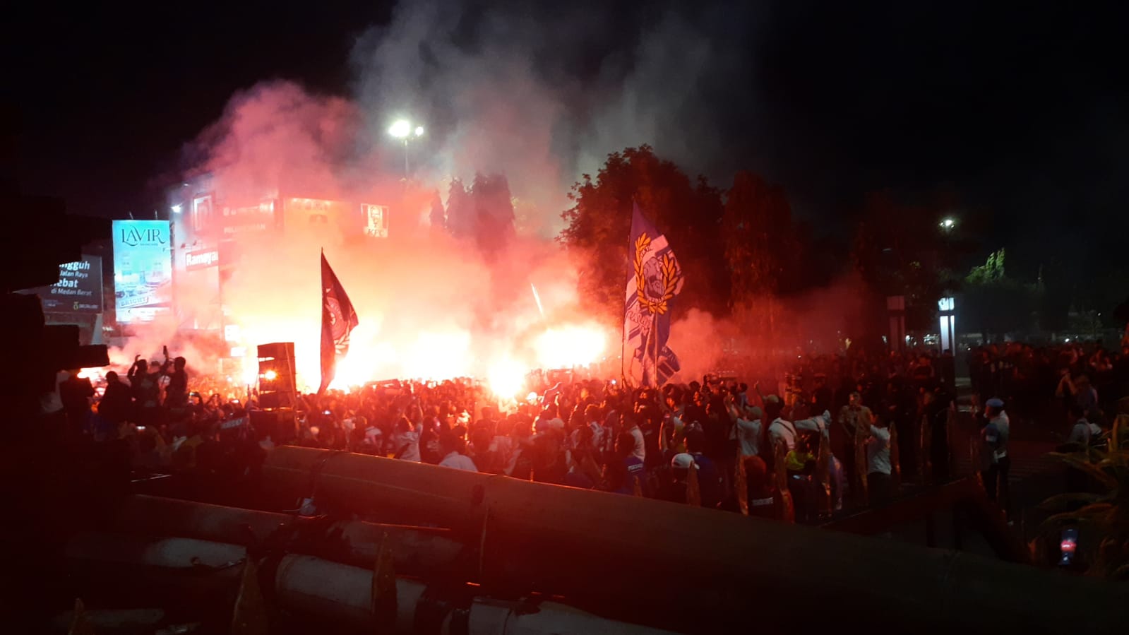 Ribuan suporter Macan Muria sambut kedatangan Tim Persiku yang lolos Liga 2 Ribuan suporter Macan Muria sambut kedatangan Tim Persiku yang lolos Liga 2