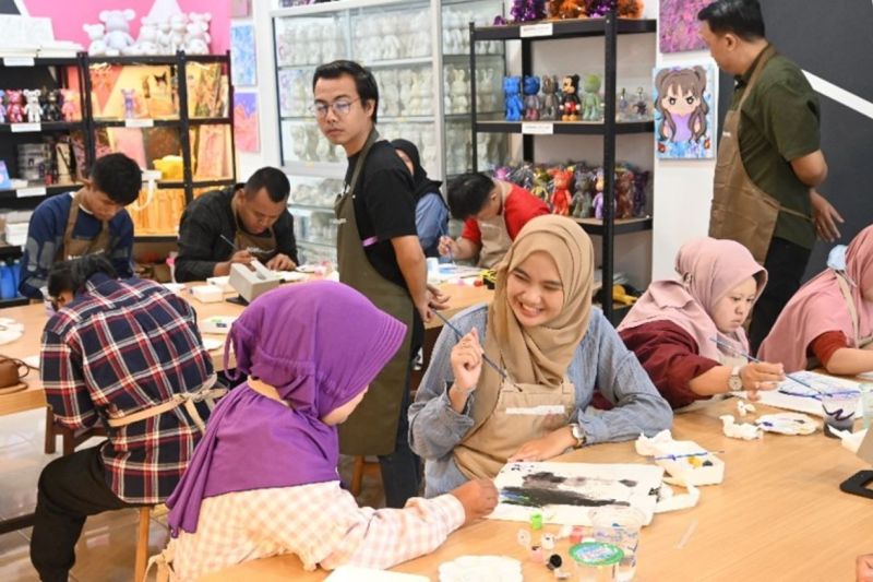 Mahasiswa UMM-AION Studio wadahi potensi difabel lewat lukis totebag Mahasiswa UMM-AION Studio wadahi potensi difabel lewat lukis totebag