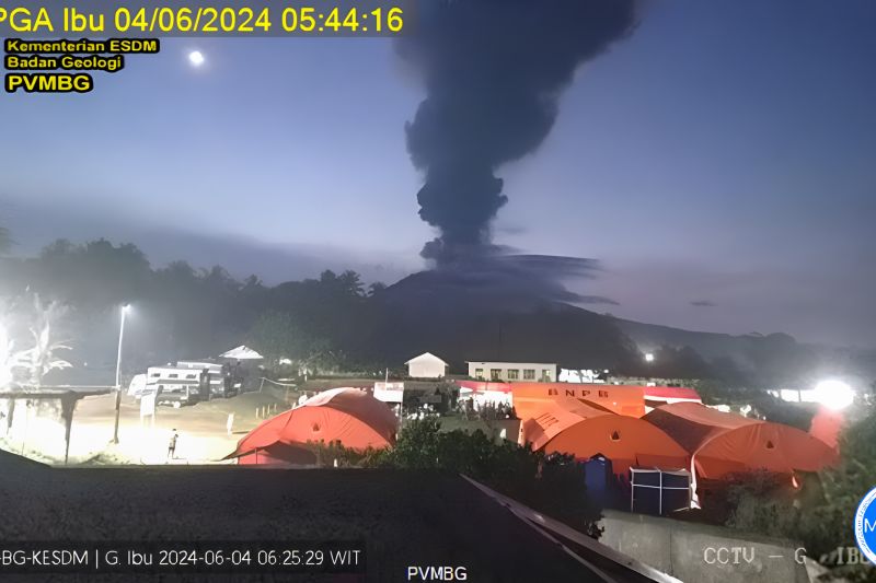 Awan abu vulkanik membumbung setinggi lima kilometer akibat erupsi Gunung Ibu Awan abu vulkanik membumbung setinggi lima kilometer akibat erupsi Gunung Ibu