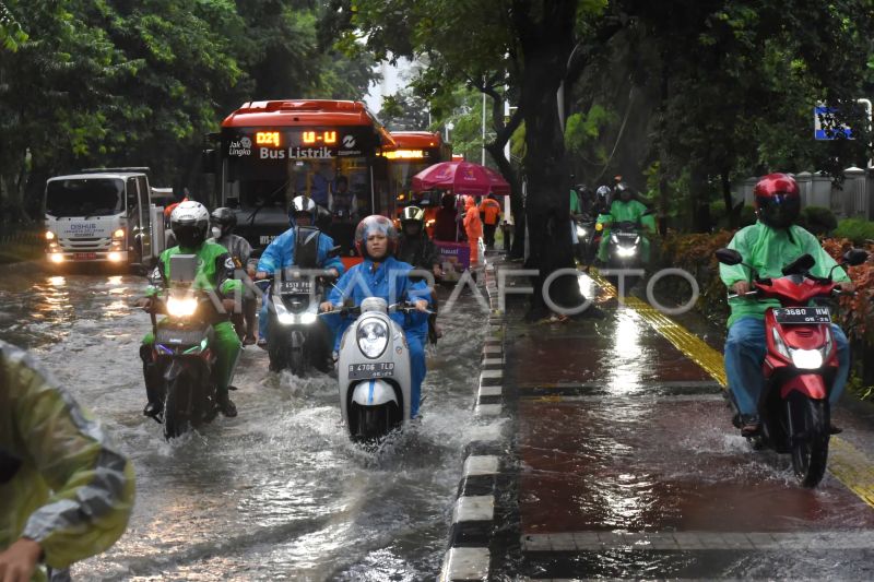 Jakarta berpotensi dilanda hujan dan angin kencang pada malam ini Jakarta berpotensi dilanda hujan dan angin kencang pada malam ini