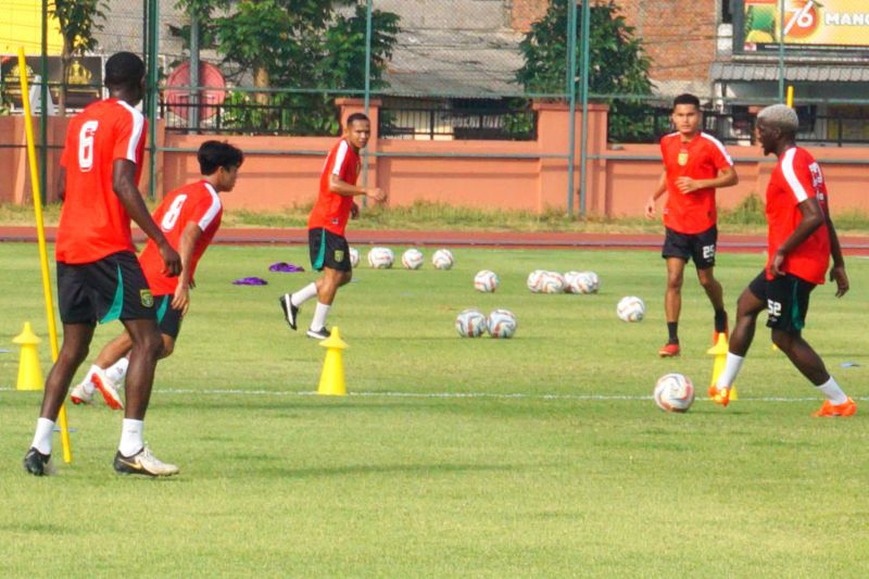 Eks gelandang Benfica Gilson Costa resmi bela Persebaya Eks gelandang Benfica Gilson Costa resmi bela Persebaya