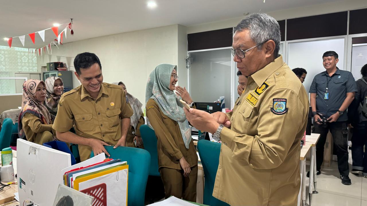 Cegah judi online, Wali Kota periksa aplikasi di handphone ASN Tangsel Cegah judi online, Wali Kota periksa aplikasi di handphone ASN Tangsel