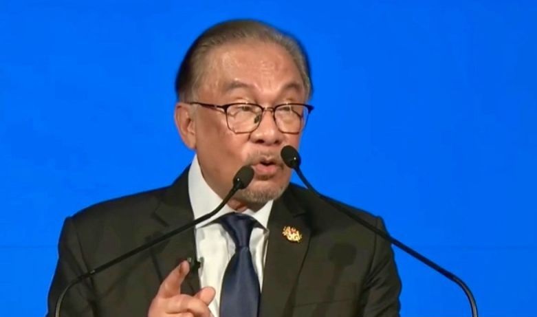 Anwar dan Li letakkan batu pertama pembangunan terminal terpadu ECRL Anwar dan Li letakkan batu pertama pembangunan terminal terpadu ECRL