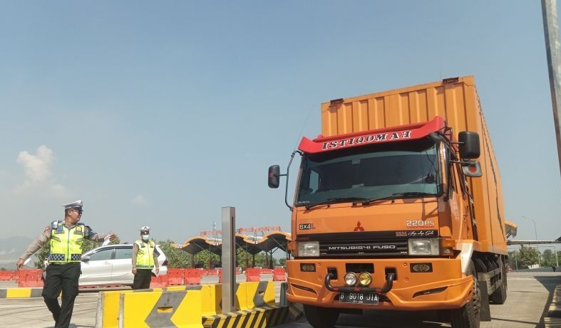 Tim gabungan lakukan operasi ODOL guna tekan kecelakaan di Tol Cipali Tim gabungan lakukan operasi ODOL guna tekan kecelakaan di Tol Cipali