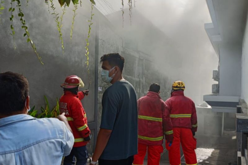 Labfor Polda Bali selidiki penyebab kebakaran gudang LPG di Denpasar Labfor Polda Bali selidiki penyebab kebakaran gudang LPG di Denpasar