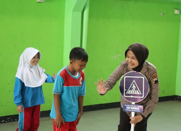 Polwan Yuvina dedikasikan diri belajar bahasa isyarat untuk kalangan tunarungu