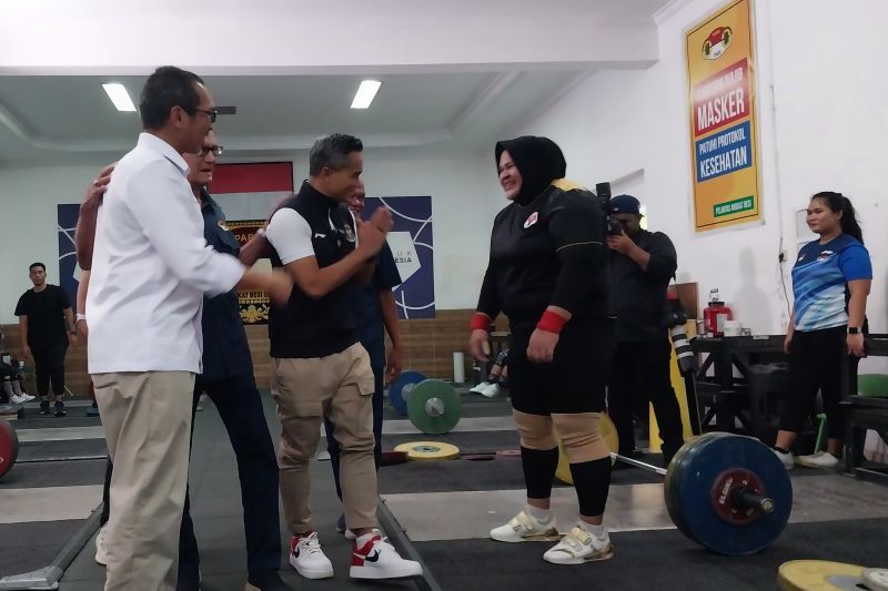 Tim angkat besi berangkat lebih awal untuk aklimatisasi di Olimpiade Tim angkat besi berangkat lebih awal untuk aklimatisasi di Olimpiade