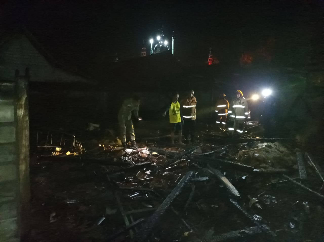 Ditinggal main volly, rumah warga bringin terbakar Ditinggal main volly, rumah warga bringin terbakar