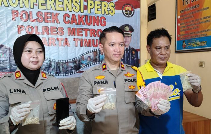 Polisi tangkap pengedar 514 butir pil ekstasi di Jakarta Timur Polisi tangkap pengedar 514 butir pil ekstasi di Jakarta Timur